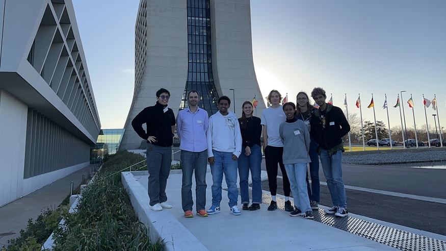 Physics students visit Fermilab
