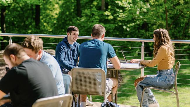 Students eating lunch outside