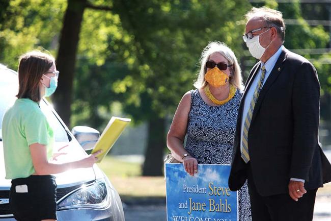 Steve and Jane Bahls welcoming students on move-in day 2020.